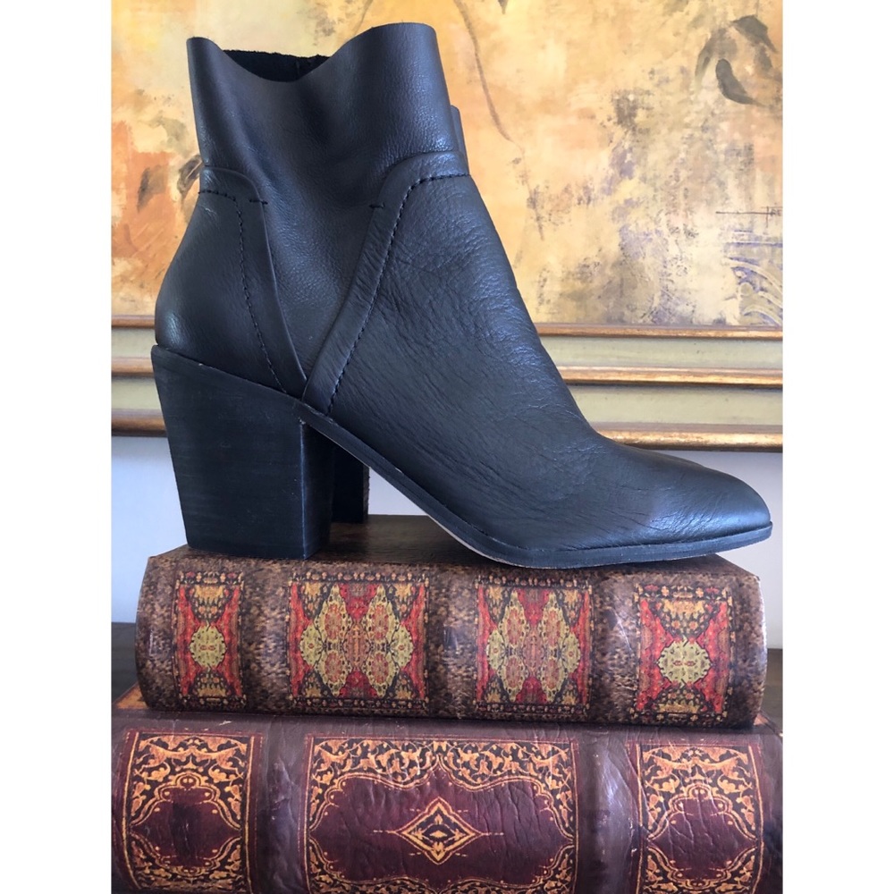 SOLD Gently Used Splendid Black Leather Heeled Ankle Boots